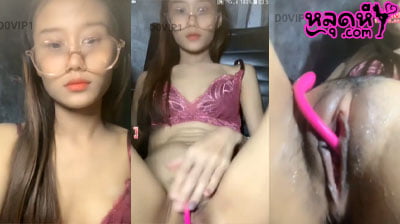 คลิปหลุด น้องJomm งานMlive นั่งเขี่ยรูหีตัวเองโคตรฟิน จากนั้นหยิบดิลโด้ยัดเข้าไปแบบรัวๆเลย ลีลาโคตรเด็ดเลยคนนี้ ต้องรีบดูแล้ว